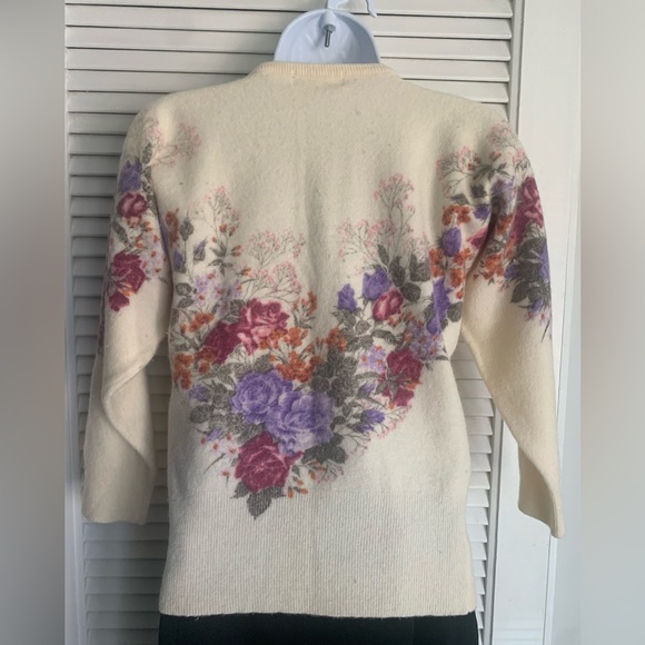 CP Collection vintage women’s floral embroidered cream angora sweater Medium - Picture 6 of 7